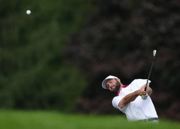 September 27, 2024, Montreal, Pq, Canada: United States team member Scottie Scheffler hits from the rough on the fourth hole during the second round foursome match at the Presidents Cup golf tournament at Royal Montreal Golf Club in Montreal, Friday, Sept. 27, 2024. Scottie Scheffler,  - ZUMAc35_ 20240927_zaf_c35_072 Copyright: xNathanxDenettex