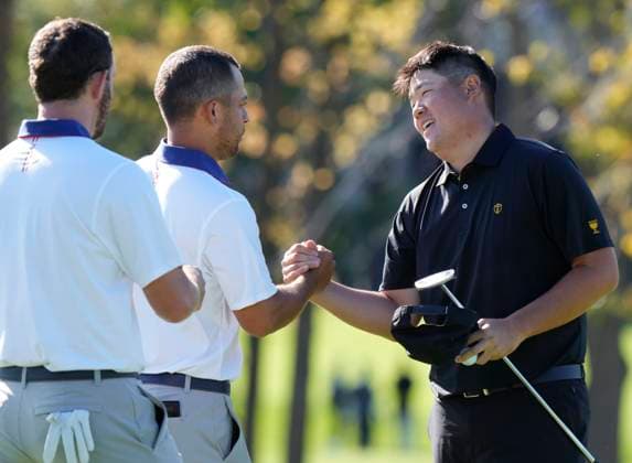 September 27, 2024, Montreal, Pq, Canada: International team member Sungjae Im of South Korea, shakes hands with United States team members Xander Schauffele and Russell Henley after winning their second round foursome match 7&6 at the Presidents Cup golf tournament at Royal Montreal Golf Club Friday, September 27, 2024 in Montreal. Golf 2024: Presidents Cup: Round Two  - ZUMAc35_ 20240927_zaf_c35_081 Copyright: xFrankxGunnx