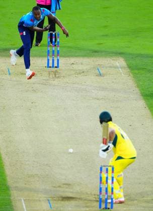 Sport Themen der Woche KW39 Sport Bilder des Tages Jofra Archer of England bowls at Travis Head of Australia England v Australia, Fourth Metro Bank One Day International, International Cricket, Lords, London, UK - 27 Sep 2024  Copyright: xJavierxGarcia Shutterstockx 14739185fy