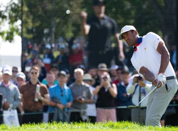 September 27, 2024, Montreal, Pq, CANADA: United States team member Tony Finau chips onto the green on the third hole of their second round foursome match at the Presidents Cup golf tournament at the Royal Montreal Golf Club, in Montreal, Friday, Sept. 27, 2024. Canada News - September 27, 2024  - ZUMAc35_ 20240927_zaf_c35_123 Copyright: xChristinnexMuschix