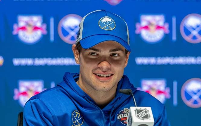 JJ Peterka (Buffalo Sabres, 77) lachend laechelnd bei der Pressekonferenz nach der Partie. GER, EHC Red Bull Muenchen gegen Buffalo Sabres, Eishockey, Testspiel, Preseason, Grand Opening SAP Garden, 27.09.2024. GER, EHC Red Bull Muenchen gegen Buffalo Sabres, Eishockey, Testspiel, Preseason, Grand Opening SAP Garden, 27.09.2024. Muenchen *** JJ Peterka Buffalo Sabres, 77 smiling at the press conference after the game GER, EHC Red Bull Muenchen vs Buffalo Sabres, Ice Hockey, Test Game, Preseason, Grand Opening SAP Garden, 27 09 2024 GER, EHC Red Bull Muenchen vs Buffalo Sabres, Ice Hockey, Test Game, Preseason, Grand Opening SAP Garden, 27 09 2024 Muenchen Copyright: xEibner-Pressefoto HeikexFeinerx EP_HFR