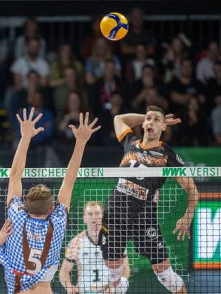 Angriff . . . Berlins 15 REICHERT. Volleyball Bundesliga der Maenner, WWK Volleys Herrsching - RECYCLING Volleys Berlin 0:3, 2.Spieltag, Saison 2024-2025, am 27.09.2024 in Muenchen, B M W P A R K, Deutschland. Quelle Copyright Credit : Oryk HAIST