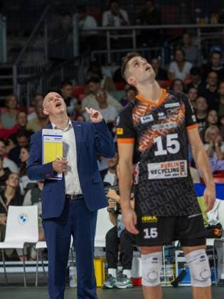 Replay . . . Berlins Trainer Joel Gregory BANKS und 15 REICHERT. Volleyball Bundesliga der Maenner, WWK Volleys Herrsching - RECYCLING Volleys Berlin 0:3, 2.Spieltag, Saison 2024-2025, am 27.09.2024 in Muenchen, B M W P A R K, Deutschland. Quelle Copyright Credit : Oryk HAIST