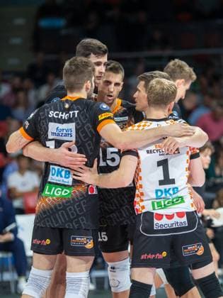 Jubelkreis . . . RECYCLING Volleys Berlin. Volleyball Bundesliga der Maenner, WWK Volleys Herrsching - RECYCLING Volleys Berlin 0:3, 2.Spieltag, Saison 2024-2025, am 27.09.2024 in Muenchen, B M W P A R K, Deutschland. Quelle Copyright Credit : Oryk HAIST