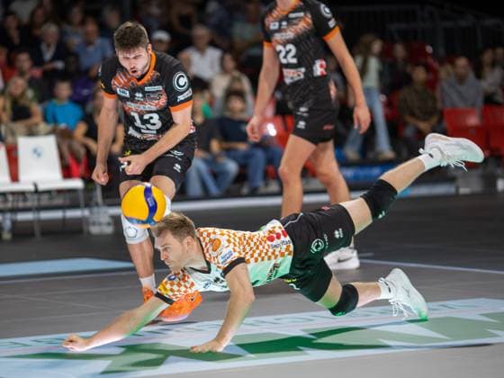Annahme . . . Berlins 1 KOWALSKI, angefeuert von 13 SCHOTT. Volleyball Bundesliga der Maenner, WWK Volleys Herrsching - RECYCLING Volleys Berlin 0:3, 2.Spieltag, Saison 2024-2025, am 27.09.2024 in Muenchen, B M W P A R K, Deutschland. Quelle Copyright Credit : Oryk HAIST