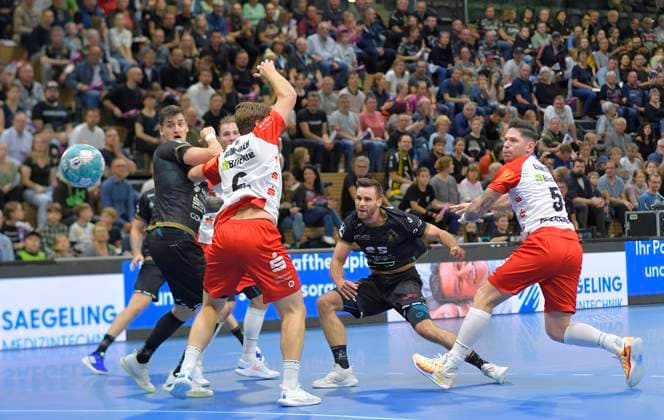 27.09.2024, Dresdens Sebastian Greß und Dresdens Oliver Seidler schaut zu, Handball, 2. Bundesliga, HC Elbflorenz Dresden- HBW Balingen-Weilstetten, (c) Dresden