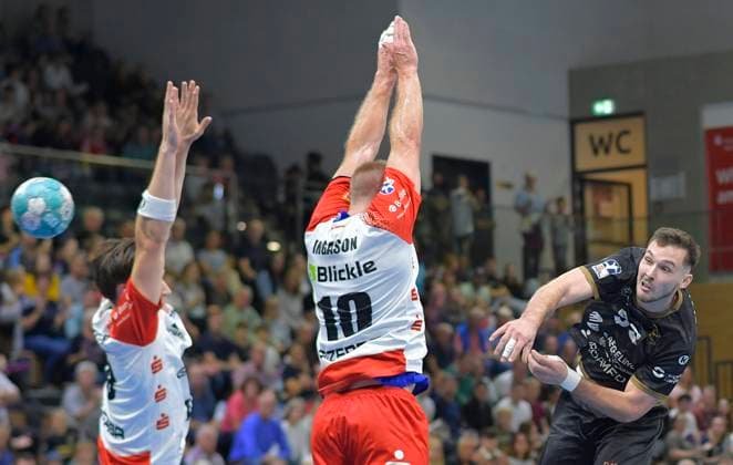 27.09.2024, Dresdens Timo Löser wirft, vorn Balingens Daniel Ingason, Handball, 2. Bundesliga, HC Elbflorenz Dresden- HBW Balingen-Weilstetten, (c) Dresden