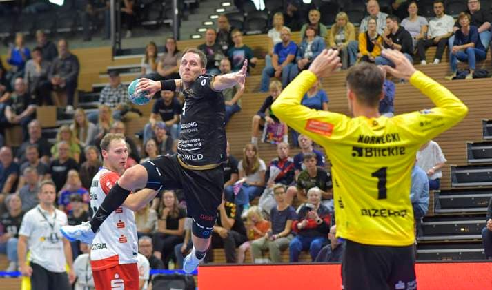 27.09.2024, Dresdens Julius Dierberg trifft gegen Balingens Mateusz Kornecki, Handball, 2. Bundesliga, HC Elbflorenz Dresden- HBW Balingen-Weilstetten, (c) Dresden