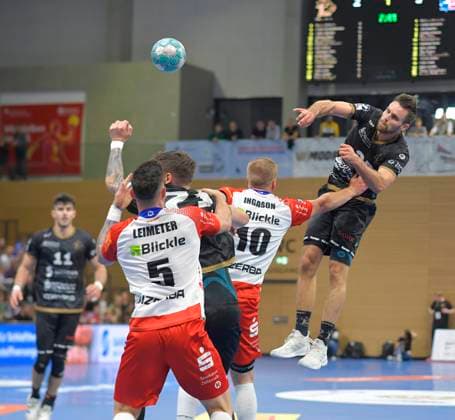 27.09.2024, Dresdens Sebastian Greß wirft, vorn Balingens Casaba Leimeter und Daniel Ingason, Handball, 2. Bundesliga, HC Elbflorenz Dresden- HBW Balingen-Weilstetten 31:35, (c) Dresden