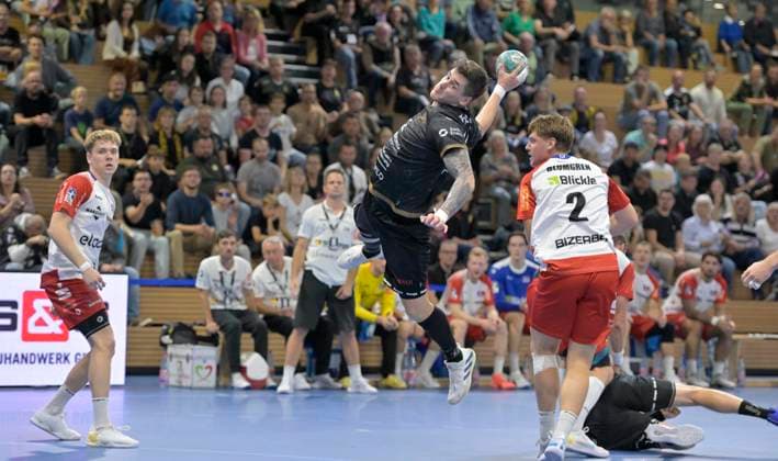 27.09.2024, Dresdens Oliver Seidler trifft, rechts Daniel Blomgren, Handball, 2. Bundesliga, HC Elbflorenz Dresden- HBW Balingen-Weilstetten 31:35, (c) Dresden