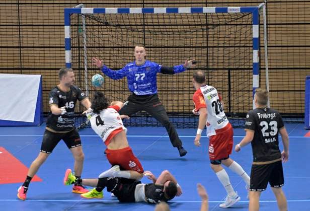 27.09.2024, Dresdens Robin Cantegrel hält einen Ball von Balingens Tim Matthes, Handball, 2. Bundesliga, HC Elbflorenz Dresden- HBW Balingen-Weilstetten 31:35, (c) Dresden