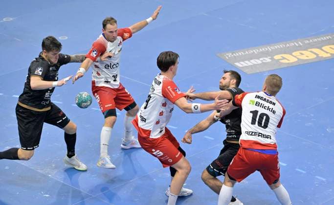 27.09.2024, Dresdens Sebastian Greß setzt sich gegen Balingens Tim Grüner und Daniel Ingason durch, Handball, 2. Bundesliga, HC Elbflorenz Dresden- HBW Balingen-Weilstetten 31:35, (c) Dresden