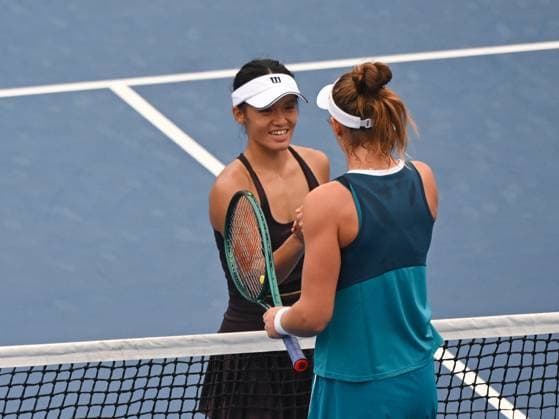 (240928) -- BEIJING, Sept. 28, 2024 -- Wei Sijia (L) of China greets Beatriz Haddad Maia of Brazil after the women s singles second round match between Wei Sijia of China and Beatriz Haddad Maia of Brazil at 2024 China Open tennis tournament in Beijing, capital of China, Sept. 28, 2024. ) (SP)CHINA-BEIJING-TENNIS-CHINA OPEN-WOMEN S SINGLES (CN) ZhangxLong 