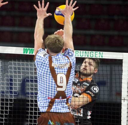von links Eric BURGGRAEF(Herrsching), Ruben SCHOTT (Berlin), He-Volleyballl, Bundesliga 2024 25; WWK Volleys Herrsching vs Berlin Recycling Volleys, 27.09.24; BMW Park, Muenchen, Copyright: WolfgangxFehrmann