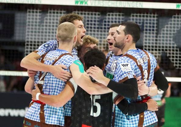 Herrschinger Freude ueber Punktgewinn, He-Volleyballl, Bundesliga 2024 25; WWK Volleys Herrsching vs Berlin Recycling Volleys, 27.09.24; BMW Park, Muenchen, Copyright: WolfgangxFehrmann