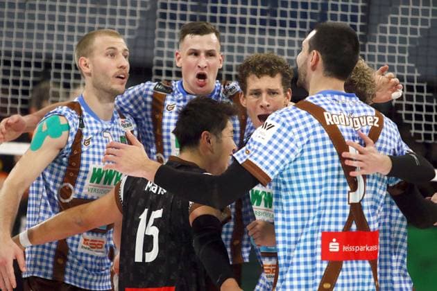 Herrschinger Freude ueber Punktgewinn, He-Volleyballl, Bundesliga 2024 25; WWK Volleys Herrsching vs Berlin Recycling Volleys, 27.09.24; BMW Park, Muenchen, Copyright: WolfgangxFehrmann