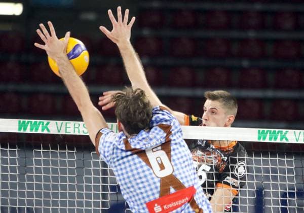 von links Filip JOHN (Herrsching), Moritz REICHERT (Berlin), He-Volleyballl, Bundesliga 2024 25; WWK Volleys Herrsching vs Berlin Recycling Volleys, 27.09.24; BMW Park, Muenchen, Copyright: WolfgangxFehrmann