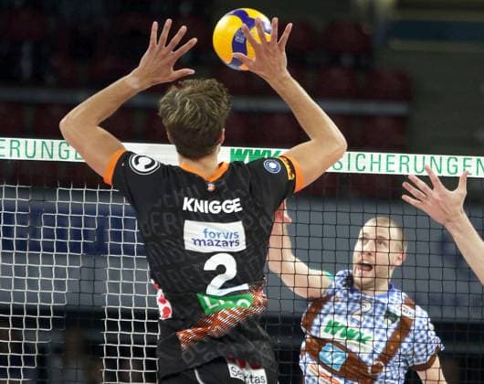 von links Matthew KNIGGE (Berlin), Daniel GRUVAEUS (Herrsching), He-Volleyballl, Bundesliga 2024 25; WWK Volleys Herrsching vs Berlin Recycling Volleys, 27.09.24; BMW Park, Muenchen, Copyright: WolfgangxFehrmann