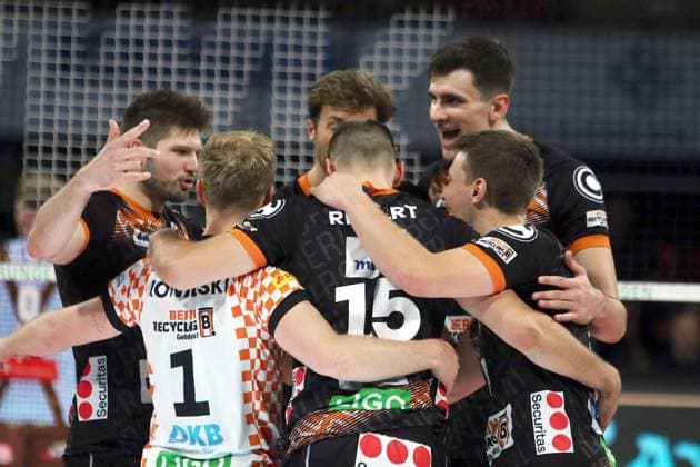 Berliner Freude ueber Punktgewinn, He-Volleyballl, Bundesliga 2024 25; WWK Volleys Herrsching vs Berlin Recycling Volleys, 27.09.24; BMW Park, Muenchen, Copyright: WolfgangxFehrmann