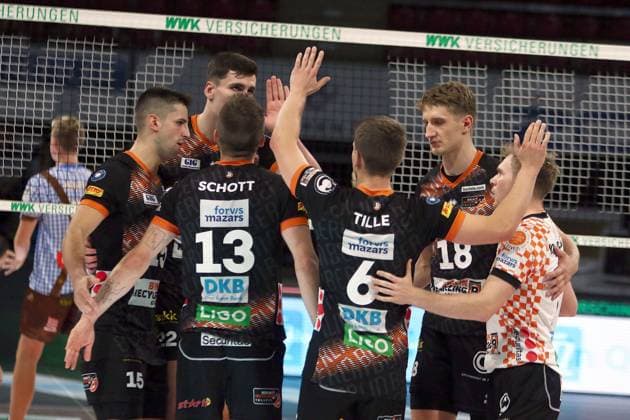 Berliner Freude ueber Punktgewinn, He-Volleyballl, Bundesliga 2024 25; WWK Volleys Herrsching vs Berlin Recycling Volleys, 27.09.24; BMW Park, Muenchen, Copyright: WolfgangxFehrmann