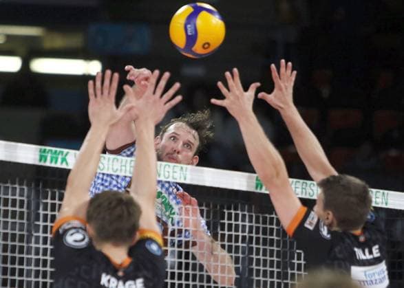 in der Mitte Filip JOHN (Herrsching), He-Volleyballl, Bundesliga 2024 25; WWK Volleys Herrsching vs Berlin Recycling Volleys, 27.09.24; BMW Park, Muenchen, Copyright: WolfgangxFehrmann