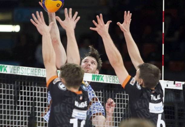 in der Mitte Filip JOHN (Herrsching), He-Volleyballl, Bundesliga 2024 25; WWK Volleys Herrsching vs Berlin Recycling Volleys, 27.09.24; BMW Park, Muenchen, Copyright: WolfgangxFehrmann