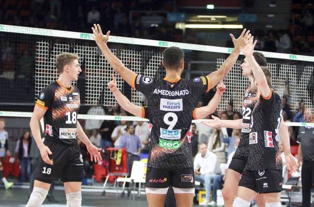 Berliner Freude ueber den Sieg, He-Volleyballl, Bundesliga 2024 25; WWK Volleys Herrsching vs Berlin Recycling Volleys, 27.09.24; BMW Park, Muenchen, Copyright: WolfgangxFehrmann