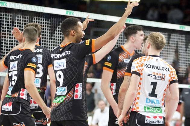 Berliner Freude ueber den Sieg, He-Volleyballl, Bundesliga 2024 25; WWK Volleys Herrsching vs Berlin Recycling Volleys, 27.09.24; BMW Park, Muenchen, Copyright: WolfgangxFehrmann
