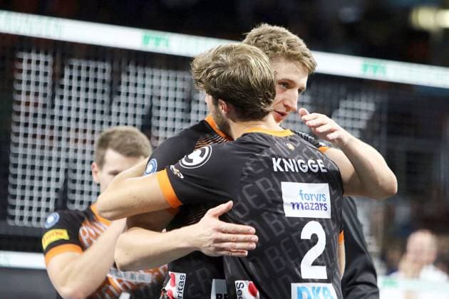 von links Matthew KNIGGE (Berlin), Florian KRAGE (Berlin), He-Volleyballl, Bundesliga 2024 25; WWK Volleys Herrsching vs Berlin Recycling Volleys, 27.09.24; BMW Park, Muenchen, Copyright: WolfgangxFehrmann