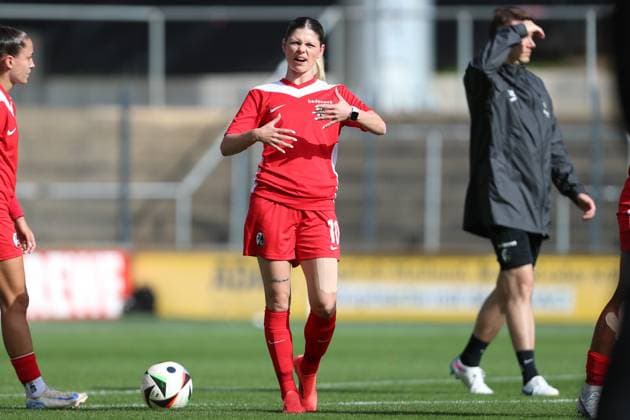 Eileen Campbell (SC Freiburg) gestikuliert, Gestik waehrend des Spiels der 1. Frauen Bundesliga zwischen 1.FC Köln und SC Freiburg, Franz-Kremer-Stadion am 28. September 2024 in Köln, Deutschland. (Foto von Oliver Kaelke DeFodi Images) +++ Eileen Campbell (SC Freiburg) gestures during the Woman Bundesliga match between 1.FC Köln and SC Freiburg at Franz-Kremer-Stadion on September 28, 2024 in Köln, Germany. (Photo by Oliver Kaelke DeFodi Images) DFL regulations prohibit any use of photographs as image sequences and or quasi-video. Defodi-678_2024_09_28_OK_KOESCF_0051