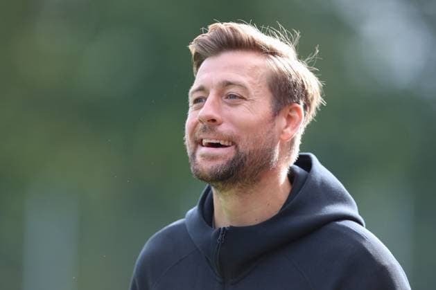 Trainer Nico Schneck (SC Freiburg) lacht waehrend des Spiels der 1. Frauen Bundesliga zwischen 1.FC Köln und SC Freiburg, Franz-Kremer-Stadion am 28. September 2024 in Köln, Deutschland. (Foto von Oliver Kaelke DeFodi Images) +++ Trainer Nico Schneck (SC Freiburg) laughs during the Woman Bundesliga match between 1.FC Köln and SC Freiburg at Franz-Kremer-Stadion on September 28, 2024 in Köln, Germany. (Photo by Oliver Kaelke DeFodi Images) DFL regulations prohibit any use of photographs as image sequences and or quasi-video. Defodi-678_2024_09_28_OK_KOESCF_0024