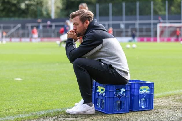 Trainer Nico Schneck (SC Freiburg) schaut waehrend des Spiels der 1. Frauen Bundesliga zwischen 1.FC Köln und SC Freiburg, Franz-Kremer-Stadion am 28. September 2024 in Köln, Deutschland. (Foto von Oliver Kaelke DeFodi Images) +++ Trainer Nico Schneck (SC Freiburg) looks on during the Woman Bundesliga match between 1.FC Köln and SC Freiburg at Franz-Kremer-Stadion on September 28, 2024 in Köln, Germany. (Photo by Oliver Kaelke DeFodi Images) DFL regulations prohibit any use of photographs as image sequences and or quasi-video. Defodi-678_2024_09_28_OK_KOESCF_0055