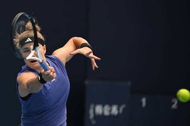 (240928) -- BEIJING, Sept. 28, 2024 -- Karolina Muchova of the Czech Republic returns a shot during the women s singles second round match between Karolina Muchova of the Czech Republic and Yuan Yue of China at 2024 China Open tennis tournament in Beijing, capital of China, Sept. 28, 2024. ) (SP)CHINA-BEIJING-TENNIS-CHINA OPEN-WOMEN S SINGLES-SECOND ROUND (CN) ZhangxLong 