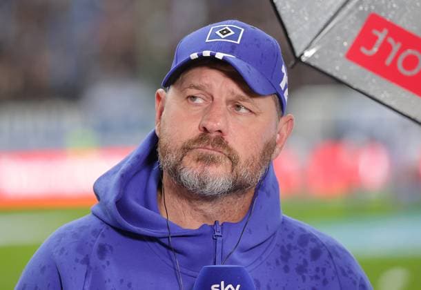 Chetrainer Steffen Baumgart (HSV) Fussball, Herren, Saison 2024 2025, 2.BL, Volksparkstadion, Hamburger SV gegen SC Paderborn DFL REGULATIONS PROHIBIT ANY USE OF PHOTOGRAPHS AS IMAGE SEQUENCES AND OR QUASI-VIDEO.