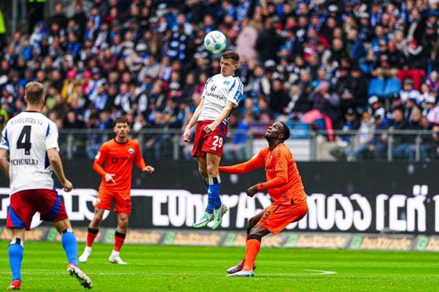 Kopfball Emir Sahiti (Hamburger SV, 29), Ilyas Ansah (SC Paderborn, 29) GER, Hamburger SV vs. SC Paderborn 07, Fussball, 2. Bundesliga, Spieltag 7, Saison 2024 2025, 28.09.2024 DFL REGULATIONS PROHIBIT ANY USE OF PHOTOGRAPHS AS IMAGE SEQUENCES AND OR QUASI-VIDEO GER, Hamburger SV vs. SC Paderborn 07, Fussball, 2. Bundesliga, Spieltag 7, Saison 2024 2025, 28.09.2024 Hamburg