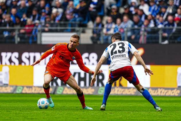 Filip Bilbija (SC Paderborn, 07), Jonas Meffert (Hamburger SV, 23) GER, Hamburger SV vs. SC Paderborn 07, Fussball, 2. Bundesliga, Spieltag 7, Saison 2024 2025, 28.09.2024 DFL REGULATIONS PROHIBIT ANY USE OF PHOTOGRAPHS AS IMAGE SEQUENCES AND OR QUASI-VIDEO GER, Hamburger SV vs. SC Paderborn 07, Fussball, 2. Bundesliga, Spieltag 7, Saison 2024 2025, 28.09.2024 Hamburg