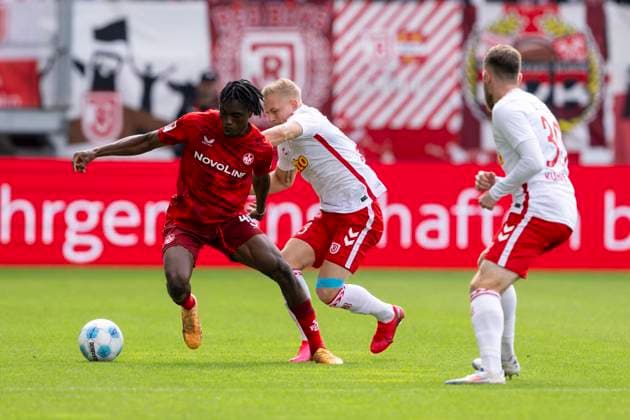 28.09.2024: Fußball, 2. Bundesliga: SSV Jahn Regensburg - 1. FC Kaiserslautern, Saison 2024 2025 auf dem Trainingsgelände in Brackel. Lautern Dickson Abiama (l-r), Regensburgs Kai Pröger und Regensburgs Christian Kühlwetter kämpfen um den Ball. WICHTIGER HINWEIS: Gemäß den Vorgaben der DFL Deutsche Fußball Liga bzw. des DFB Deutscher Fußball-Bund ist es untersagt, in dem Stadion und oder vom Spiel angefertigte Fotoaufnahmen in Form von Sequenzbildern und oder videoähnlichen Fotostrecken zu verwerten bzw. verwerten zu lassen.