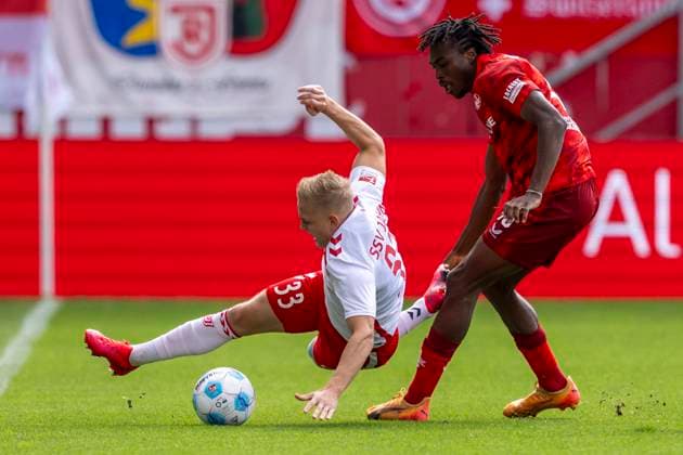 28.09.2024: Fußball, 2. Bundesliga: SSV Jahn Regensburg - 1. FC Kaiserslautern, Saison 2024 2025 auf dem Trainingsgelände in Brackel. Regensburgs Kai Pröger (l) und Lautern Dickson Abiama kämpfen um den Ball. WICHTIGER HINWEIS: Gemäß den Vorgaben der DFL Deutsche Fußball Liga bzw. des DFB Deutscher Fußball-Bund ist es untersagt, in dem Stadion und oder vom Spiel angefertigte Fotoaufnahmen in Form von Sequenzbildern und oder videoähnlichen Fotostrecken zu verwerten bzw. verwerten zu lassen.