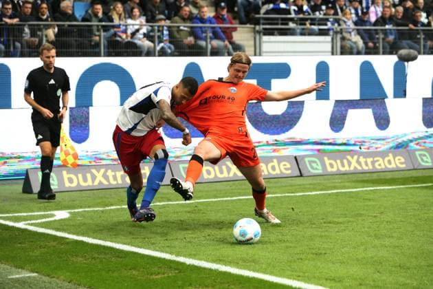 GER,Hamburg, Fussball, DFB, Hamburger SV vs SC Paderborn, im Hamburger Volksparkstadion , 28.09.2024, v.l. Davie Selke (Hamburger SV) , Felix Goetze ( SC Paderborn ) in aktion, in action DFL regulations prohibit any use of photographs as image sequences and or quasi-video.