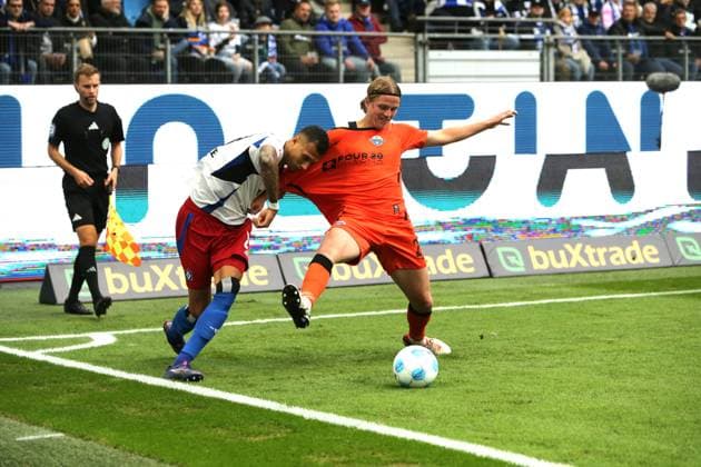 GER,Hamburg, Fussball, DFB, Hamburger SV vs SC Paderborn, im Hamburger Volksparkstadion , 28.09.2024, v.l. Davie Selke (Hamburger SV) , Felix Goetze ( SC Paderborn ) in aktion, in action DFL regulations prohibit any use of photographs as image sequences and or quasi-video.