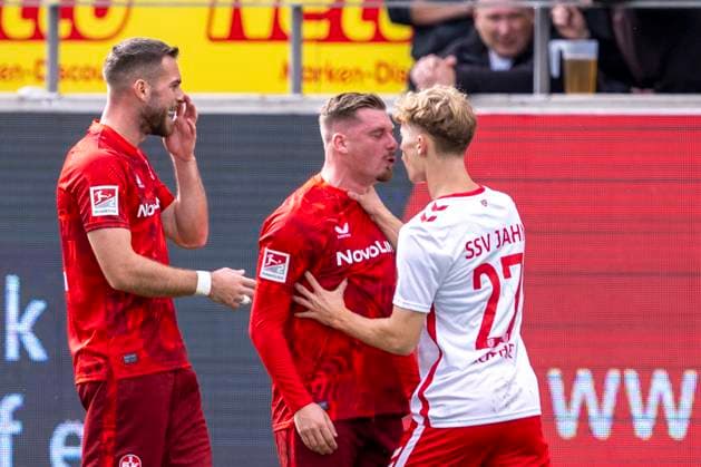 28.09.2024: Fußball, 2. Bundesliga: SSV Jahn Regensburg - 1. FC Kaiserslautern, Saison 2024 2025 auf dem Trainingsgelände in Brackel. Regensburgs Dominik Kother (r) fasst Lautern Marlon Ritter an den Hals. WICHTIGER HINWEIS: Gemäß den Vorgaben der DFL Deutsche Fußball Liga bzw. des DFB Deutscher Fußball-Bund ist es untersagt, in dem Stadion und oder vom Spiel angefertigte Fotoaufnahmen in Form von Sequenzbildern und oder videoähnlichen Fotostrecken zu verwerten bzw. verwerten zu lassen.