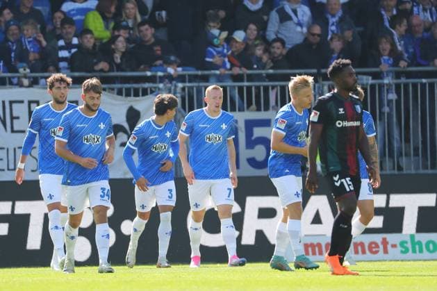 28.09.2024, xtvx, Fussball 2.Bundesliga, SV Darmstadt 98 - 1.FC Magdeburg emspor, v.l. Goal scored, Tor zum 1:0 Isac Lidberg (SV Darmstadt 98) Torjubel, Goal celebration, celebrate the goal, celebrates scoring (DFL DFB REGULATIONS PROHIBIT ANY USE OF PHOTOGRAPHS as IMAGE SEQUENCES and or QUASI-VIDEO) Darmstadt