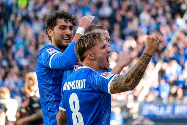 Isac Lidberg (SV Darmstadt 98, 07) und Team bejubeln das Tor zum 1:0, GER, SV Darmstadt 98 vs. 1. FC Magdeburg, Fussball, 2. Bundesliga, 7. Spieltag, Saison 2024 2025, 28.09.2024. DFL REGULATIONS PROHIBIT ANY USE OF PHOTOGRAPHS as IMAGE SEQUENCES and or QUASI-VIDEO. GER, SV Darmstadt 98 vs. 1. FC Magdeburg, Fussball, 2. Bundesliga, 7. Spieltag, Saison 2024 2025, 28.09.2024. Darmsatdt