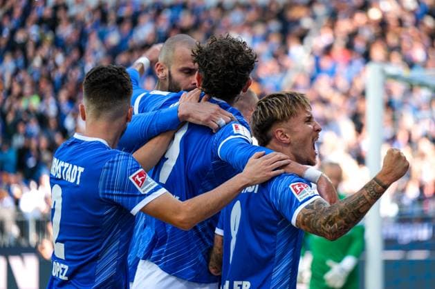 Isac Lidberg (SV Darmstadt 98, 07) und Team bejubeln das Tor zum 1:0, GER, SV Darmstadt 98 vs. 1. FC Magdeburg, Fussball, 2. Bundesliga, 7. Spieltag, Saison 2024 2025, 28.09.2024. DFL REGULATIONS PROHIBIT ANY USE OF PHOTOGRAPHS as IMAGE SEQUENCES and or QUASI-VIDEO. GER, SV Darmstadt 98 vs. 1. FC Magdeburg, Fussball, 2. Bundesliga, 7. Spieltag, Saison 2024 2025, 28.09.2024. Darmsatdt