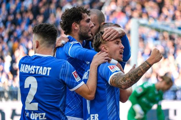 Isac Lidberg (SV Darmstadt 98, 07) und Team bejubeln das Tor zum 1:0, GER, SV Darmstadt 98 vs. 1. FC Magdeburg, Fussball, 2. Bundesliga, 7. Spieltag, Saison 2024 2025, 28.09.2024. DFL REGULATIONS PROHIBIT ANY USE OF PHOTOGRAPHS as IMAGE SEQUENCES and or QUASI-VIDEO. GER, SV Darmstadt 98 vs. 1. FC Magdeburg, Fussball, 2. Bundesliga, 7. Spieltag, Saison 2024 2025, 28.09.2024. Darmsatdt