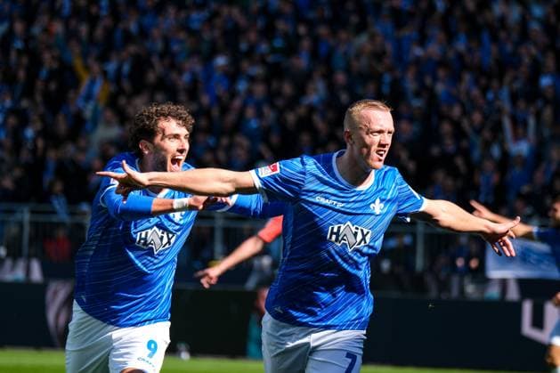 Isac Lidberg (SV Darmstadt 98, 07) und Fraser Hornby (SV Darmstadt 98, 09) bejubeln das Tor zum 1:0, GER, SV Darmstadt 98 vs. 1. FC Magdeburg, Fussball, 2. Bundesliga, 7. Spieltag, Saison 2024 2025, 28.09.2024. DFL REGULATIONS PROHIBIT ANY USE OF PHOTOGRAPHS as IMAGE SEQUENCES and or QUASI-VIDEO. GER, SV Darmstadt 98 vs. 1. FC Magdeburg, Fussball, 2. Bundesliga, 7. Spieltag, Saison 2024 2025, 28.09.2024. Darmsatdt