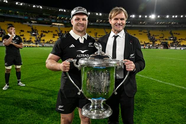 Sport Themen der Woche KW39 28th September 2024: Wellington, New Zealand; Sam Cane of New Zealand and New Zealand coach Scott Robertson with the Bledisloe Cup. New Zealand All Blacks versus Australia Wallabies, Bledisloe Cup and Rugby Championship rugby union test match at Sky Stadium,  ActionPlus12697156 AndrewxCornaga