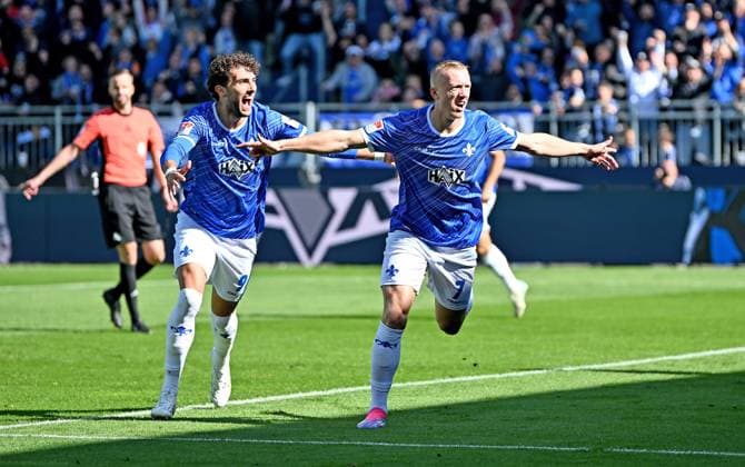 28.09.2024, xfux, Fussball 2.Bundesliga, SV Darmstadt 98 - 1.FC Magdeburg, v.l. Fraser Hornby (SV Darmstadt 98), Torschuetze Torschütze Isac Lidberg (SV Darmstadt 98) Torjubel, Jubel, Goal celebration, celebrate the goal zum 1:0 jubelnd bejubelt jubelt jubeln Jubel (DFL DFB REGULATIONS PROHIBIT ANY USE OF PHOTOGRAPHS as IMAGE SEQUENCES and or QUASI-VIDEO. Eine Lizenzierung des Lichtbildwerkes an und oder durch den SV Darmstadt 1898 e.V. sowie Tochterunternehmen ist nicht gestattet. No release of or sale to SV Darmstadt 1898 e.V.)) Darmstadt