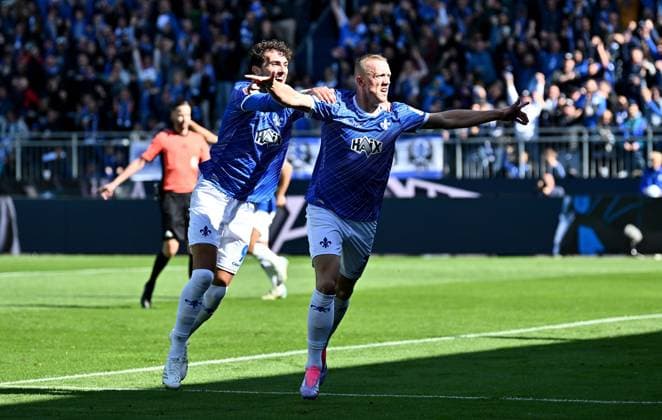 28.09.2024, xfux, Fussball 2.Bundesliga, SV Darmstadt 98 - 1.FC Magdeburg, v.l. Fraser Hornby (SV Darmstadt 98), Torschuetze Torschütze Isac Lidberg (SV Darmstadt 98) Torjubel, Jubel, Goal celebration, celebrate the goal zum 1:0 jubelnd bejubelt jubelt jubeln Jubel (DFL DFB REGULATIONS PROHIBIT ANY USE OF PHOTOGRAPHS as IMAGE SEQUENCES and or QUASI-VIDEO. Eine Lizenzierung des Lichtbildwerkes an und oder durch den SV Darmstadt 1898 e.V. sowie Tochterunternehmen ist nicht gestattet. No release of or sale to SV Darmstadt 1898 e.V.)) Darmstadt