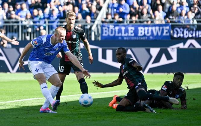 28.09.2024, xfux, Fussball 2.Bundesliga, SV Darmstadt 98 - 1.FC Magdeburg, v.l. Torschuetze Torschütze Isac Lidberg (SV Darmstadt 98) Goal scored, Tor zum 1:0 (DFL DFB REGULATIONS PROHIBIT ANY USE OF PHOTOGRAPHS as IMAGE SEQUENCES and or QUASI-VIDEO. Eine Lizenzierung des Lichtbildwerkes an und oder durch den SV Darmstadt 1898 e.V. sowie Tochterunternehmen ist nicht gestattet. No release of or sale to SV Darmstadt 1898 e.V.)) Darmstadt